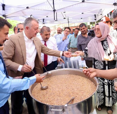 Başkan Büyükakın, pazarda vatandaşa aşure ikram etti