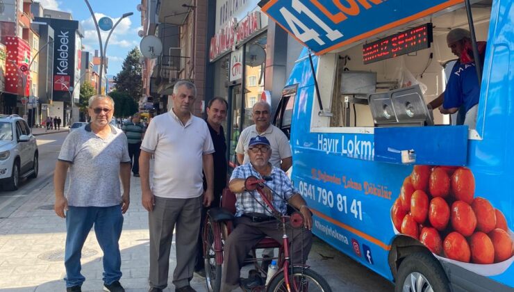15 Temmuz Şehitleri İçin İzmit’te Lokma Dağıttı