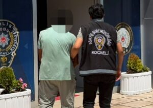 Hırsızlıktan aranan şahıs Kartepe de yakalandı