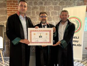 Hamdi Vural cübbe giydi avukatlık ruhsatını aldı