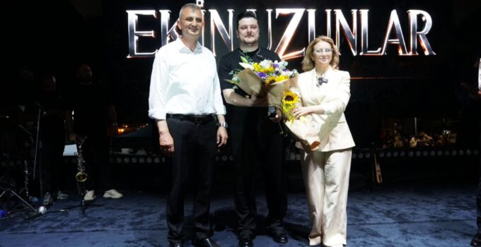 Ekin Uzunlar Değirmendere’de hayranlarıyla buluştu