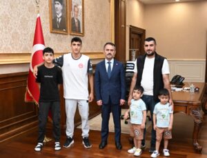Vali Aktaş minik şampiyonları tebrik etti