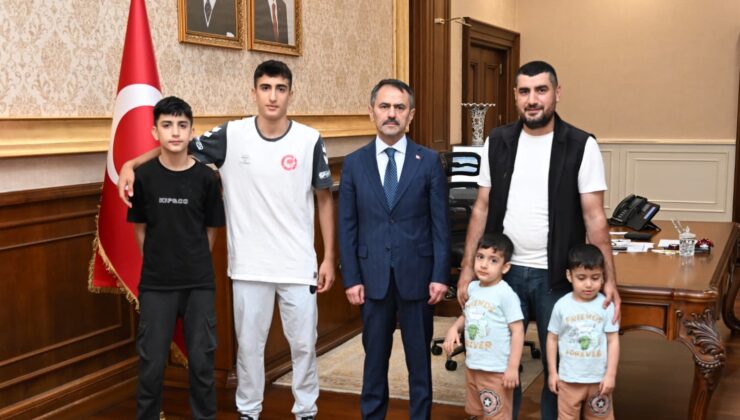 Vali Aktaş minik şampiyonları tebrik etti
