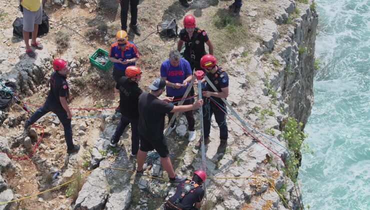 Kayalıklarda mahsur kaldı, imdadına Büyükşehir İtfaiyesi yetişti