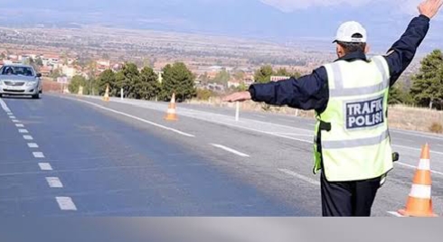 Polisten kaçan araç depoya çarptı