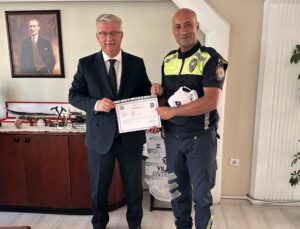 Hayat kurtaran polis memuruna Başarı Belgesi