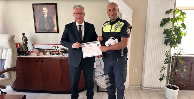 Hayat kurtaran polis memuruna Başarı Belgesi