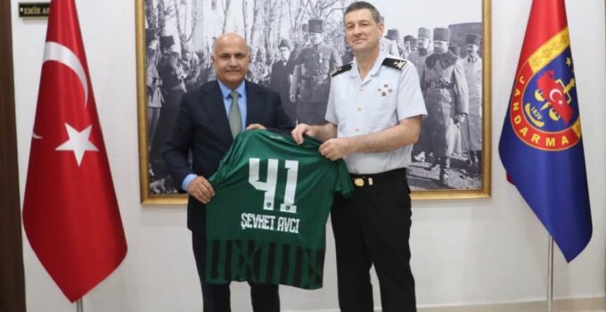 Tuğgeneral Avcı’ya Kocaelispor forması