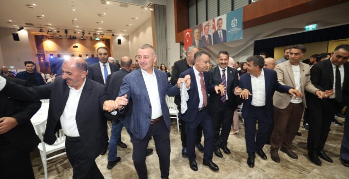 Başkan Büyükakın halaya girdi, salon yıkıldı