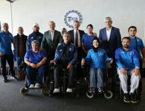 Başkan Büyükakın başarılı sporcularla buluştu