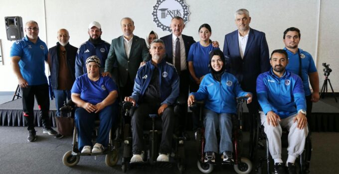 Başkan Büyükakın başarılı sporcularla buluştu