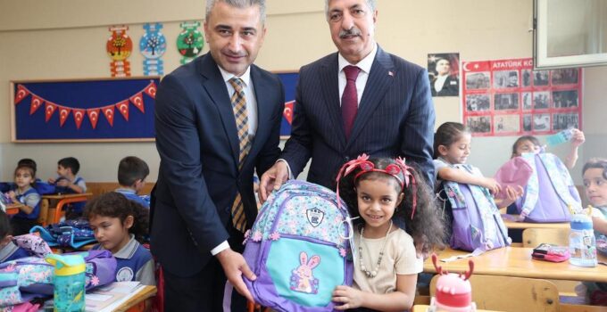 Birinci sınıf öğrencilerine çanta ve kırtasiye desteği