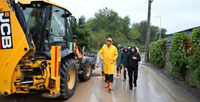 Başkan Kocaman yapmurluğu giydi sahaya indi