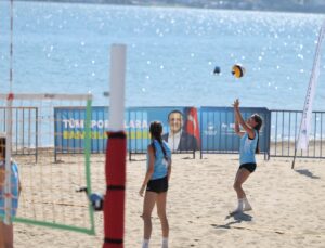 Derince’de Plaj Voleybolu Heyecanı Başladı