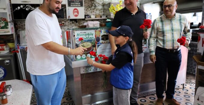 Zabıta esnaf ve vatandaşlara çiçek dağıttı