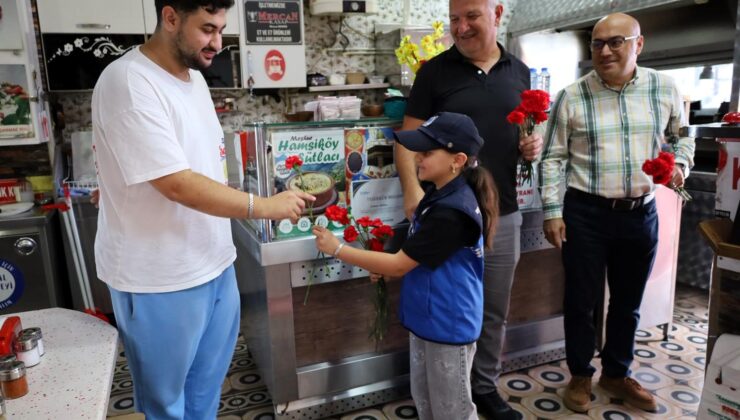 Zabıta esnaf ve vatandaşlara çiçek dağıttı