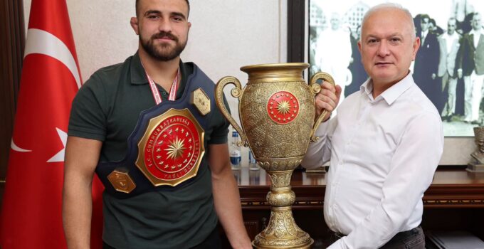 Başkan Çalık’a şampiyonluk kupasıyla geldi