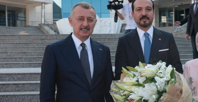 Zorlu’dan başkan Büyükakın’a övgü dolu sözler