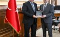 Recep Durul’dan Vali Aktaş’a Kitap Hediyesi