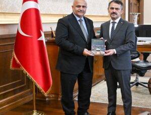 Recep Durul’dan Vali Aktaş’a Kitap Hediyesi
