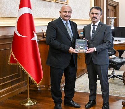 Recep Durul’dan Vali Aktaş’a Kitap Hediyesi