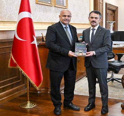 Recep Durul’dan Vali Aktaş’a Kitap Hediyesi