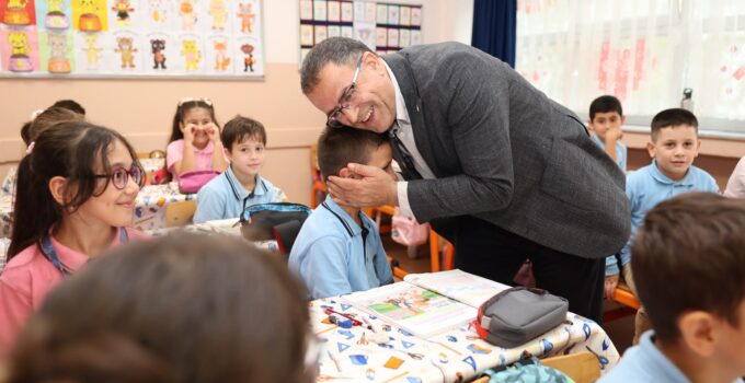 Minik başkanın vaadi gerçek oldu! Sertif Gökçe sınıfa konuk oldu
