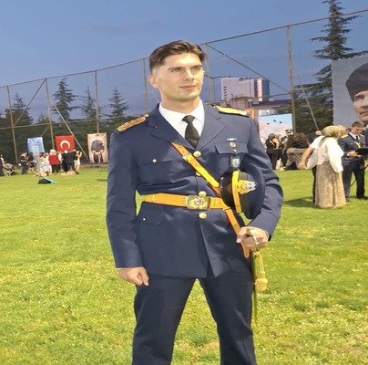 Yenidoğan’ın Gururu: Emirhan Bostonoğlu Mezun Oldu